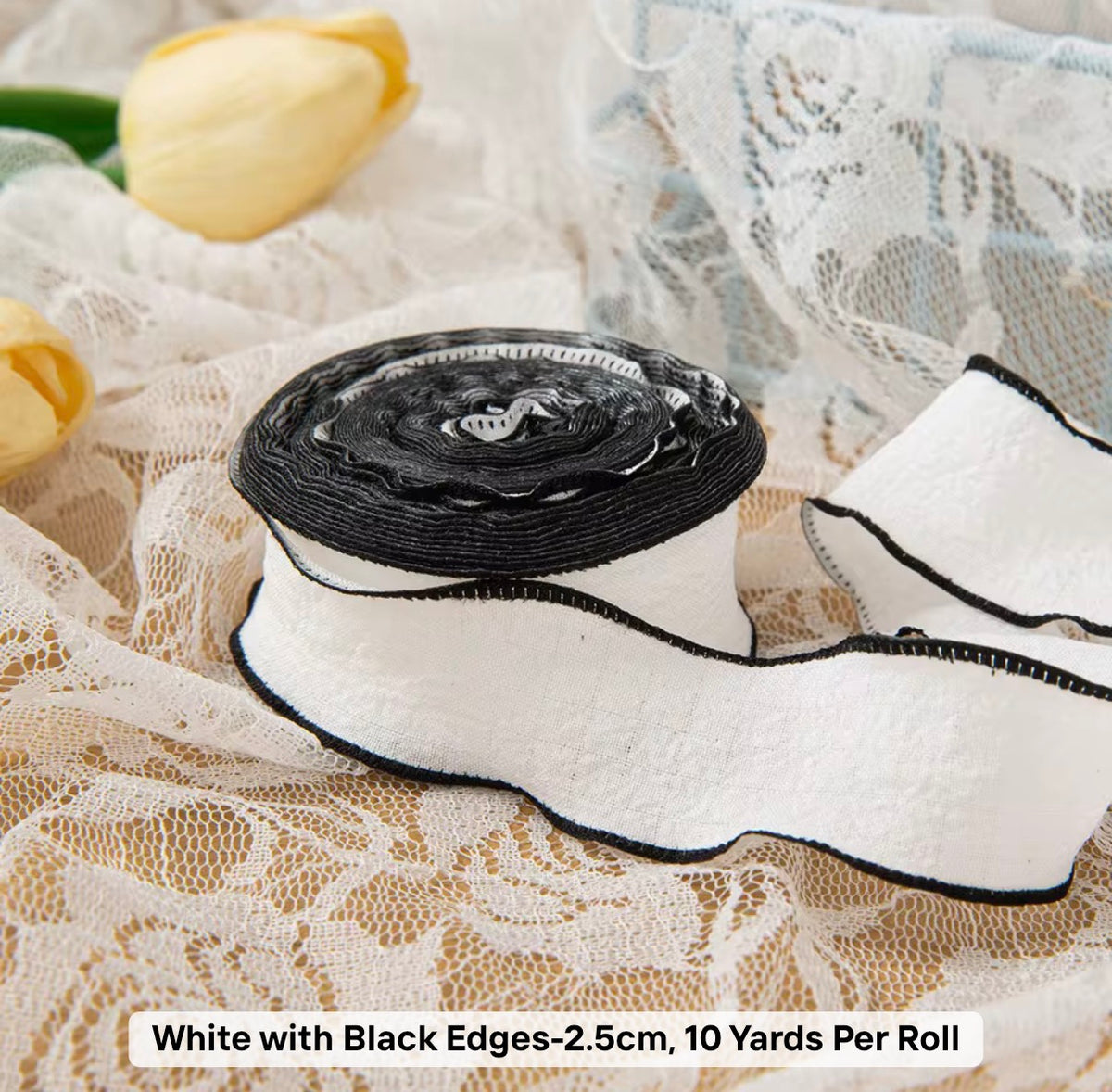 WHITE WITH BLACK EDGES - Dekoratīvā viļņotā auduma lentīte 25mm x 9m