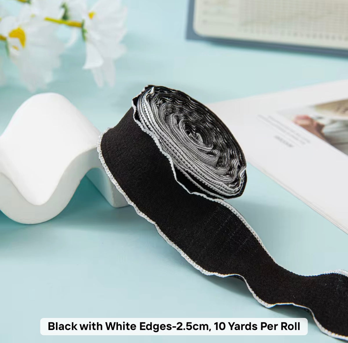 BLACK WITH WHITE EDGES - Dekoratīvā viļņotā auduma lentīte 25mm x 9m